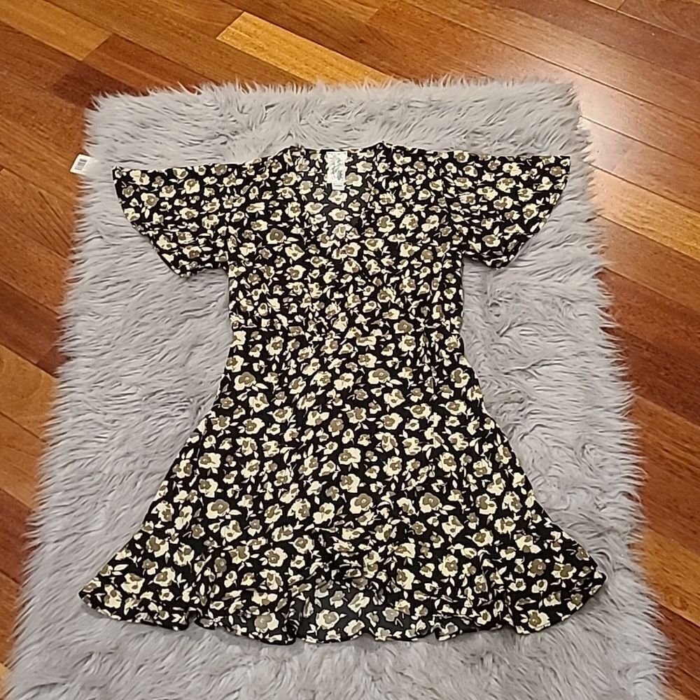 Sadie and sage womens black,‎ cream and tan floral v neck dress size medium